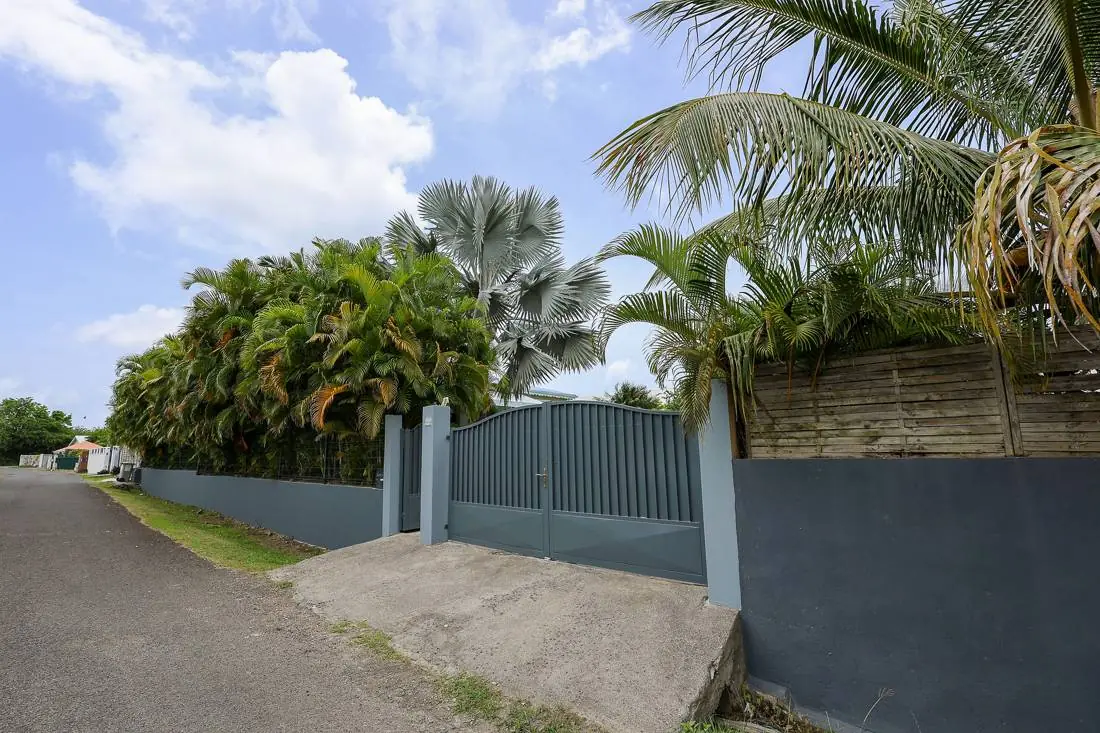 Portail et parking privé de la Villa Trézel