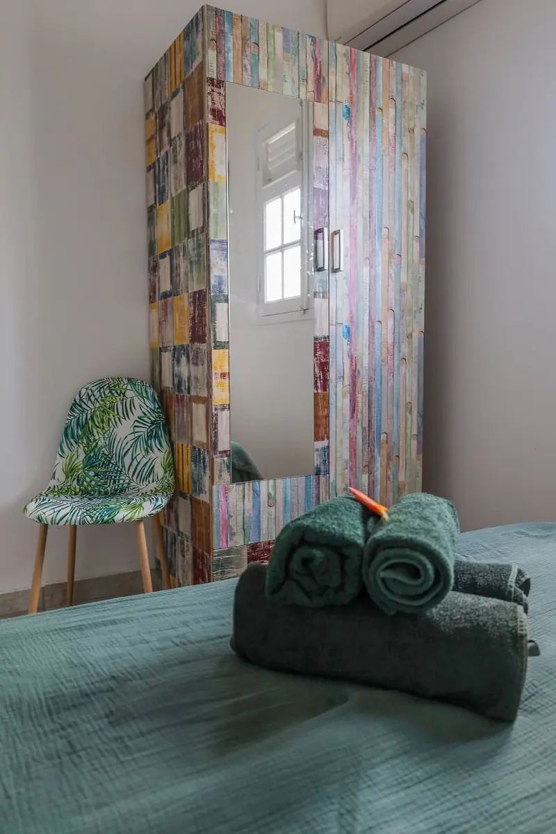 Armoire et linge de toilette fournis
