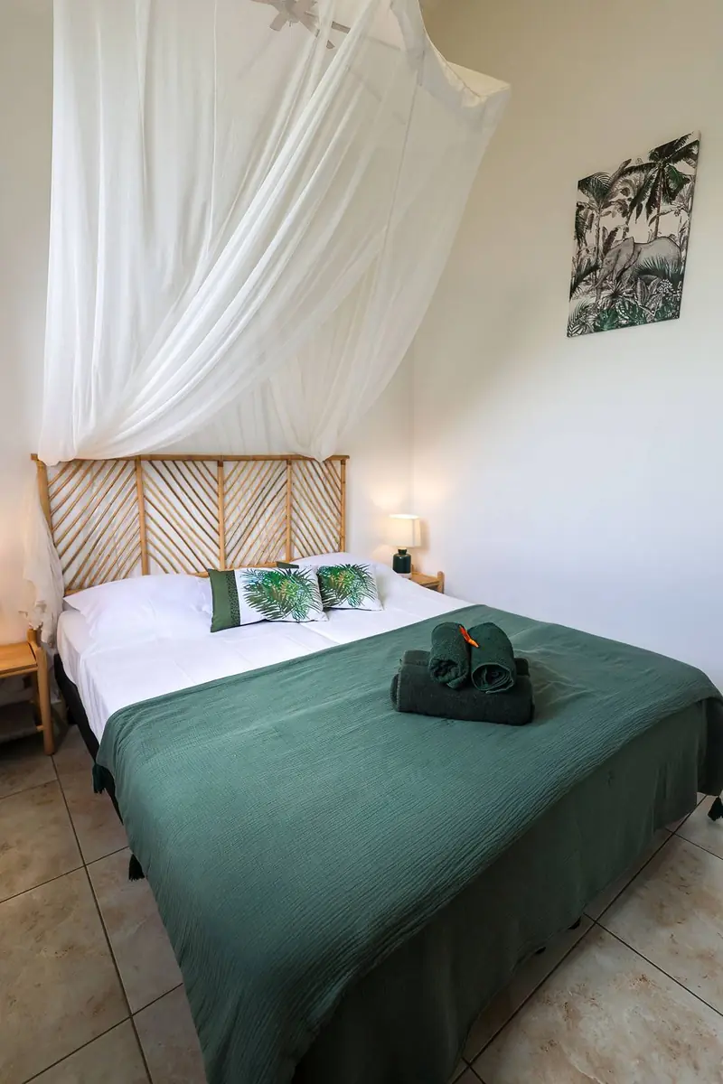 Chambre 2 de la Villa Trézel : lit double et linge de lit fourni
