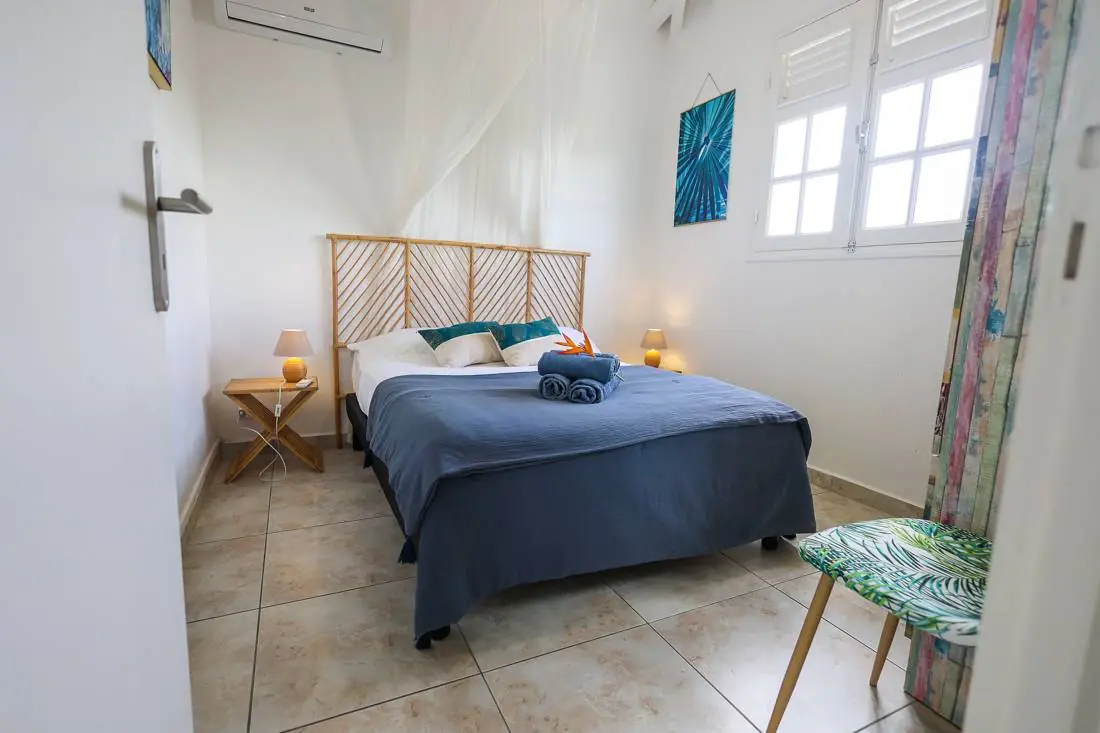 Chambre avec lit double et linge bleu