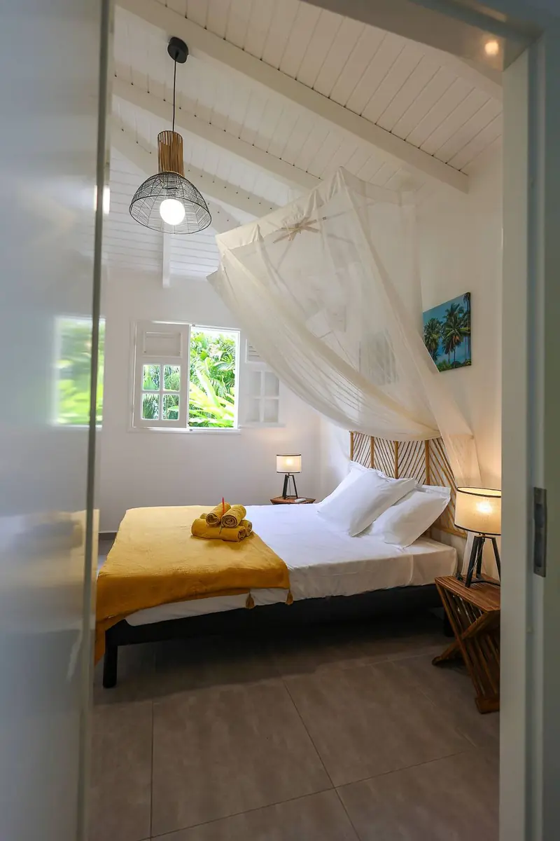 Chambre climatisée avec lit double