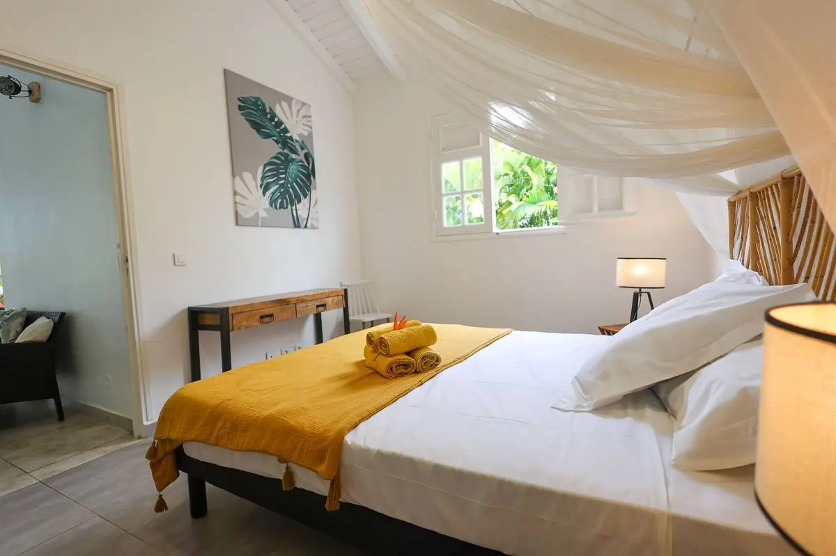 Chambre lumineuse avec lit double à la Villa Trézel
