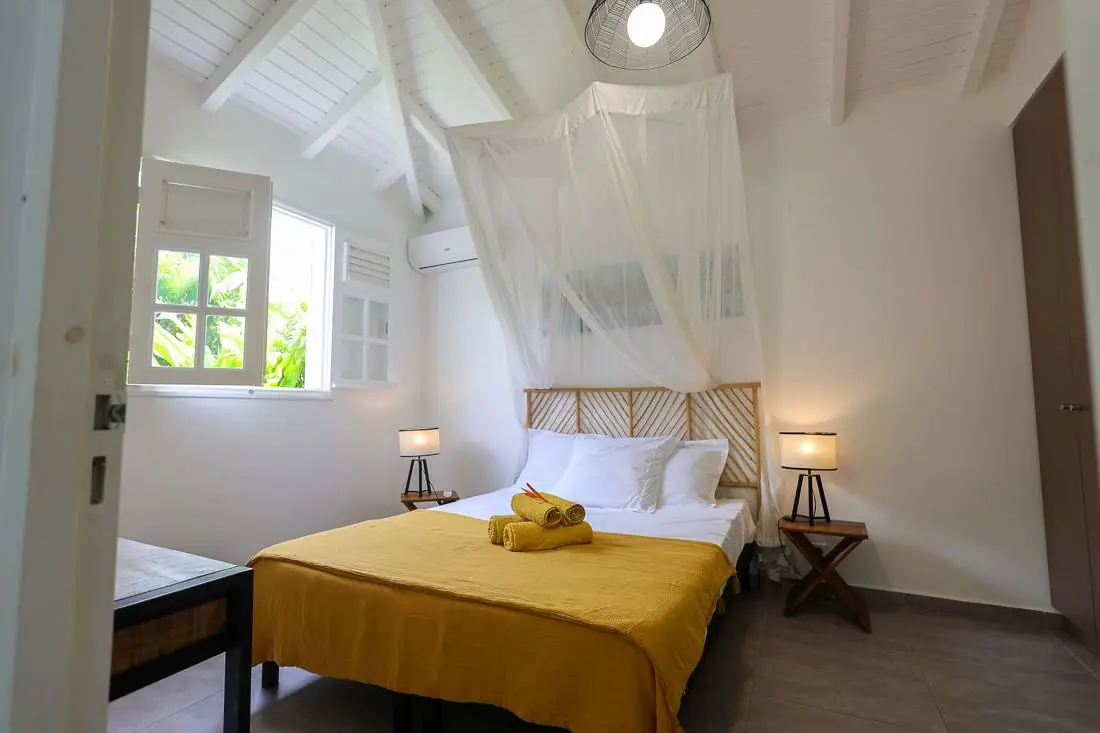 Chambre lumineuse sous charpente apparente