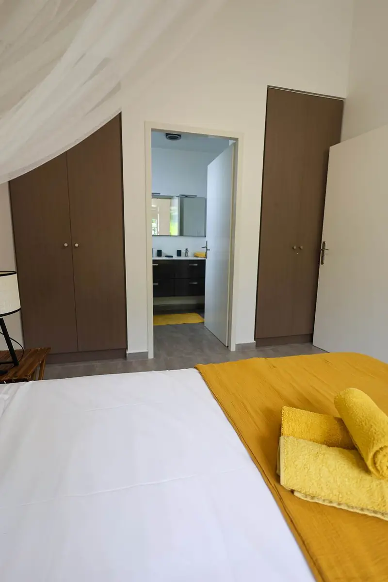 Chambre avec placards de rangement
