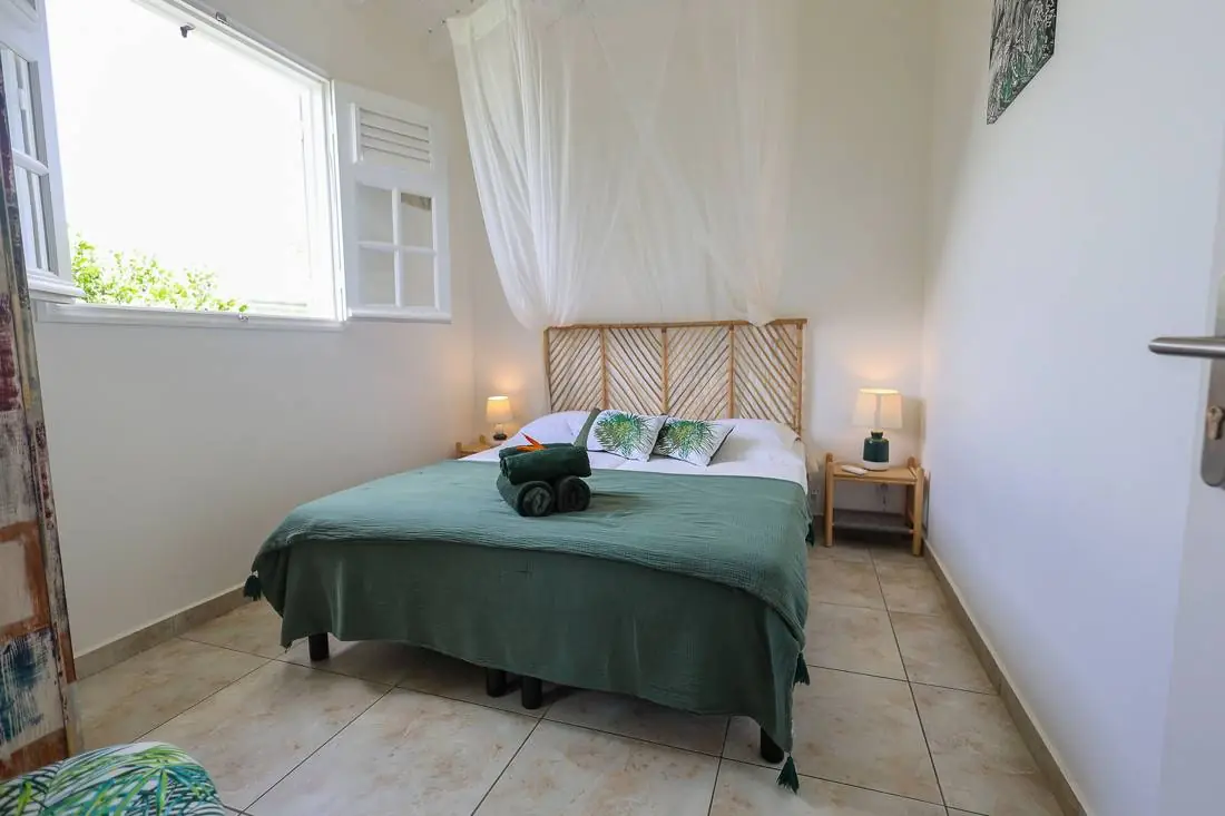 Chambre avec lit double et moustiquaire