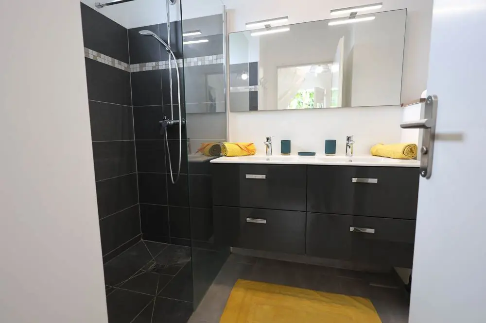Salle de bains avec douche à l'italienne à la Villa Trézel
