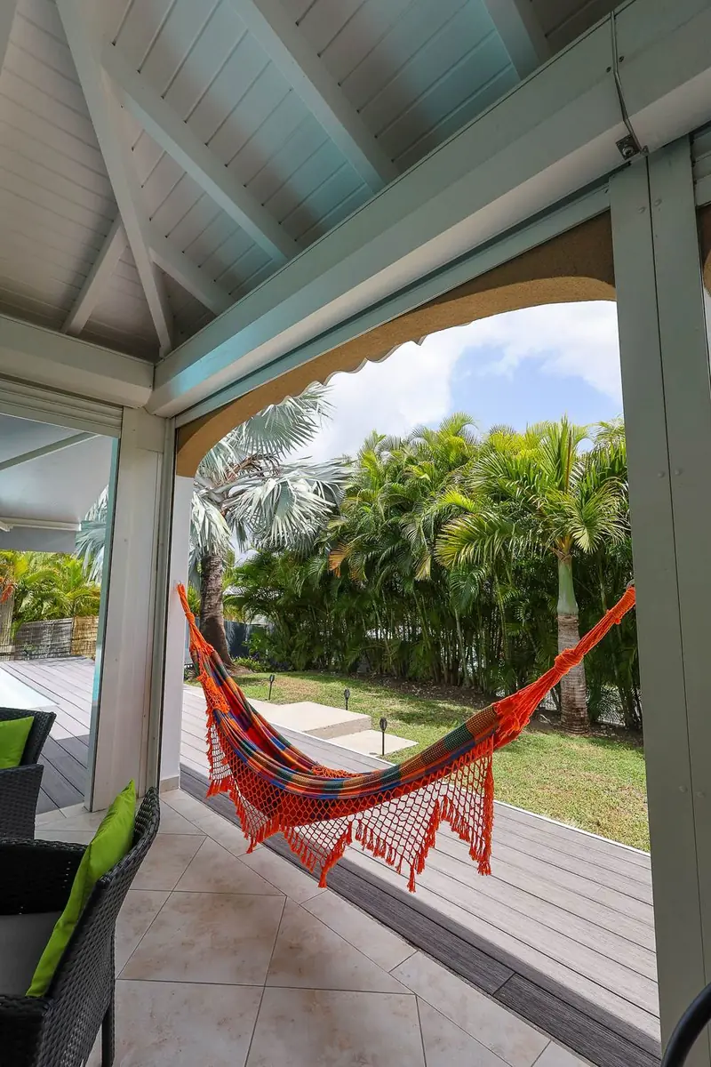 Hamac sur la terrasse de la Villa Trézel