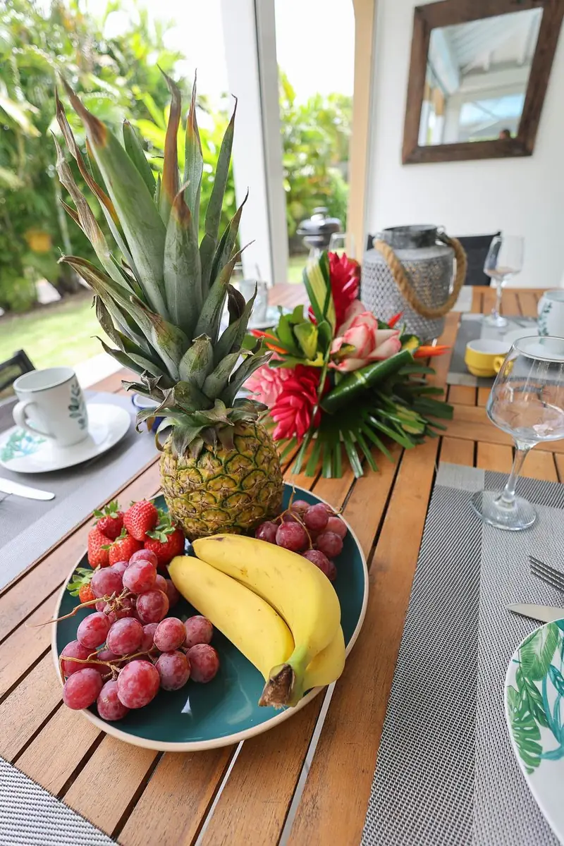 Corbeille de fruits tropicaux sur la terrasse