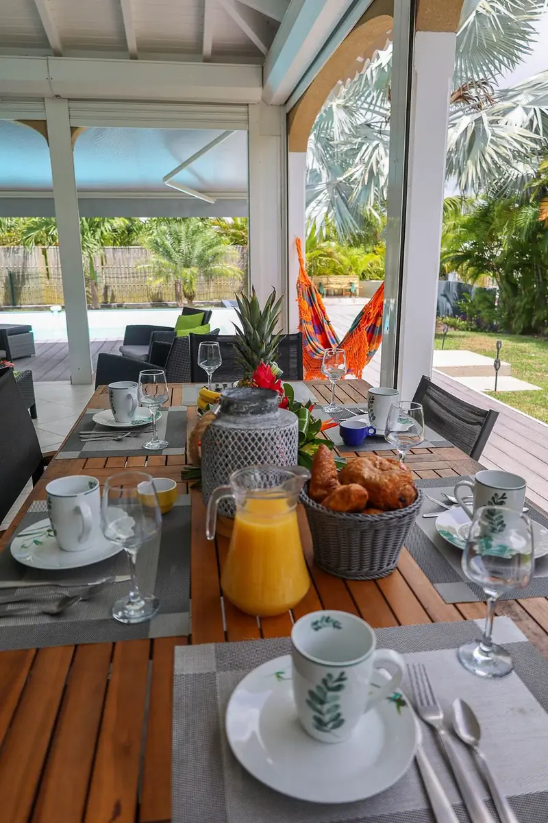 Petit-déjeuner servi sur la terrasse de la Villa Trézel