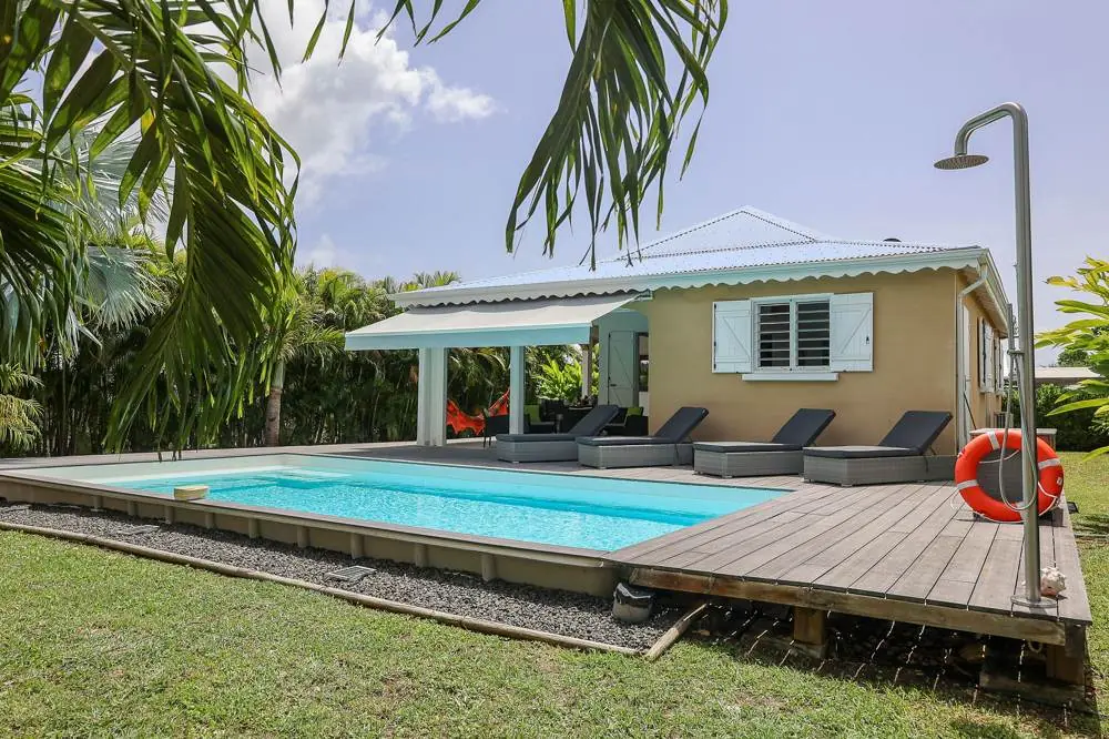 Piscine, transats et douche extérieure de la Villa Trézel