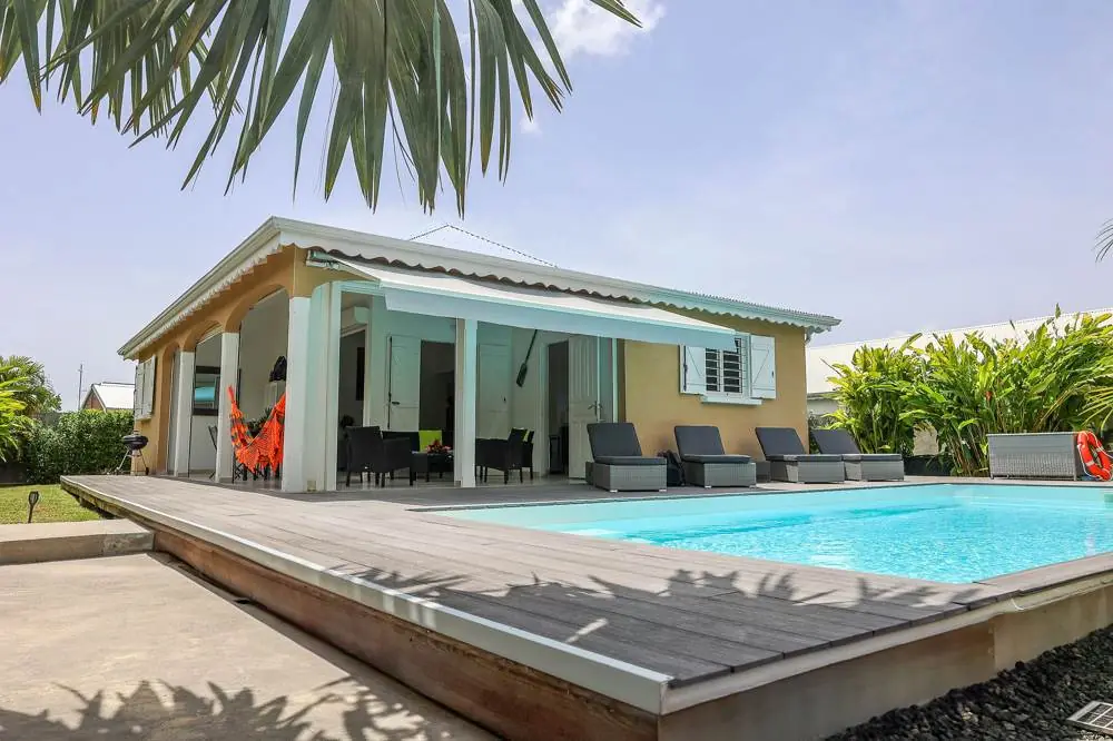 Piscine au sel et terrasse en bois de la Villa Trézel
