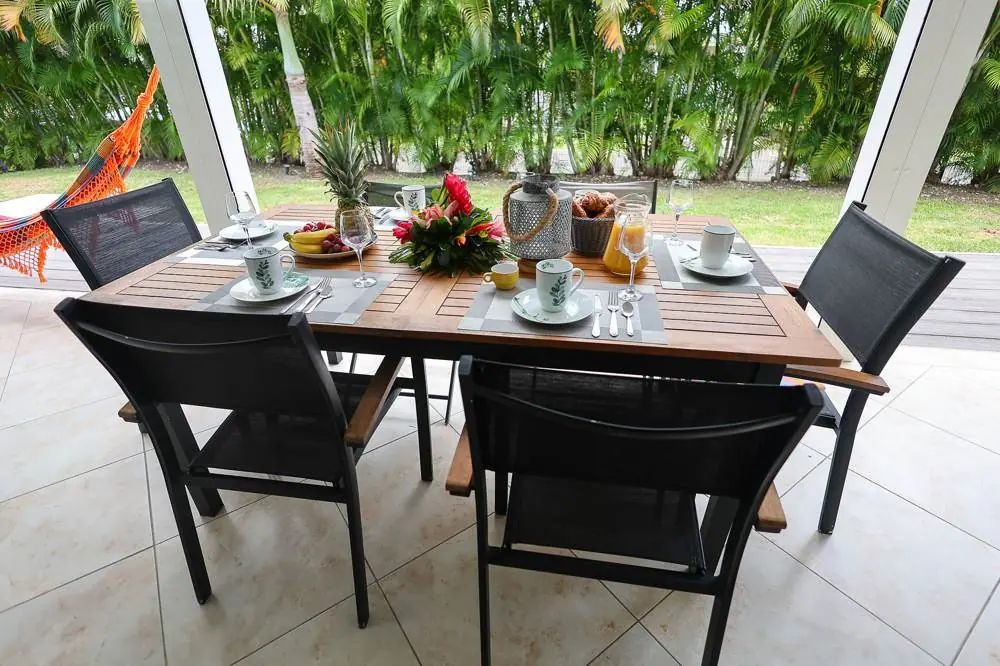 Salle à manger extérieure sous la terrasse couverte