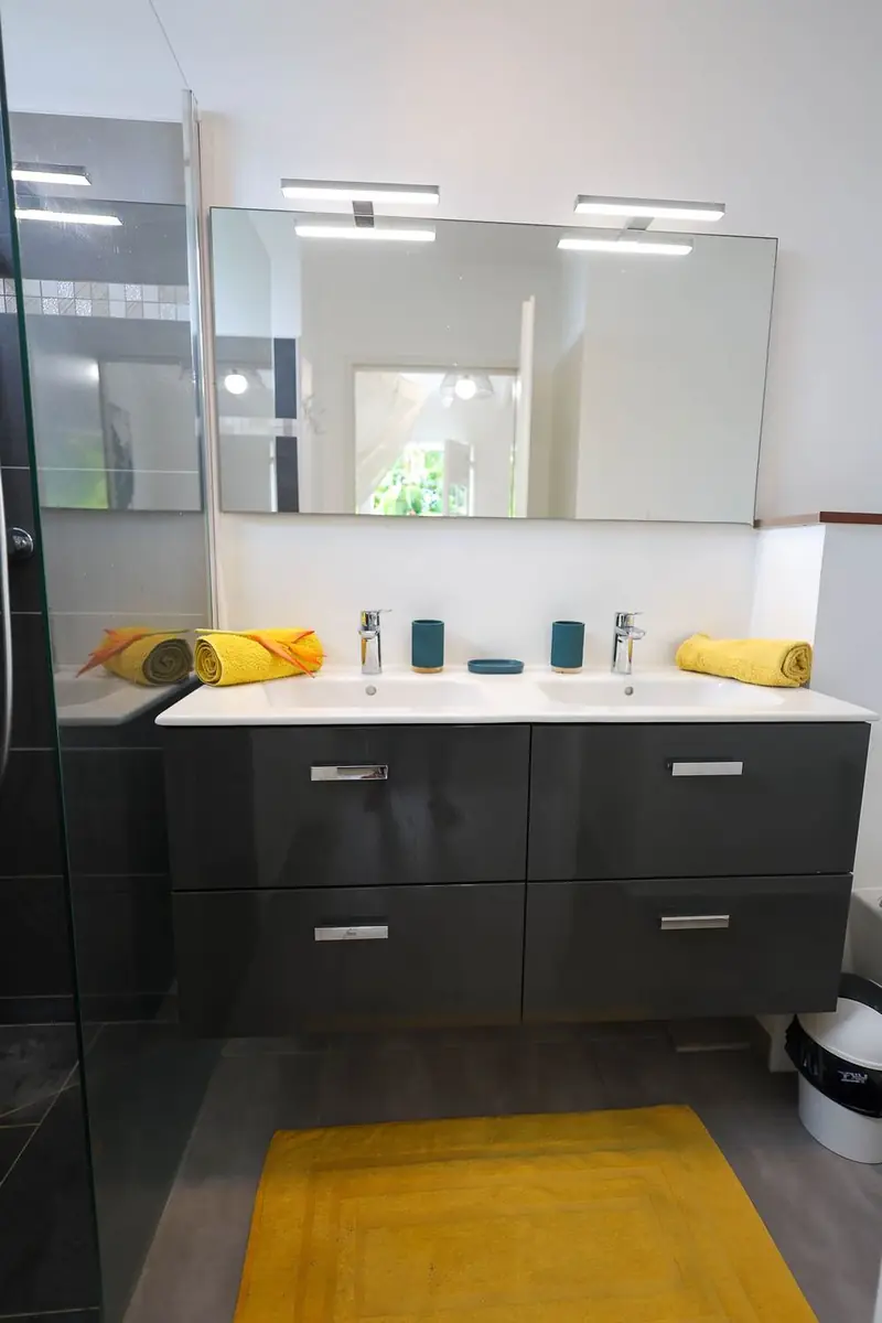 Salle de bains avec double vasque à la Villa Trézel