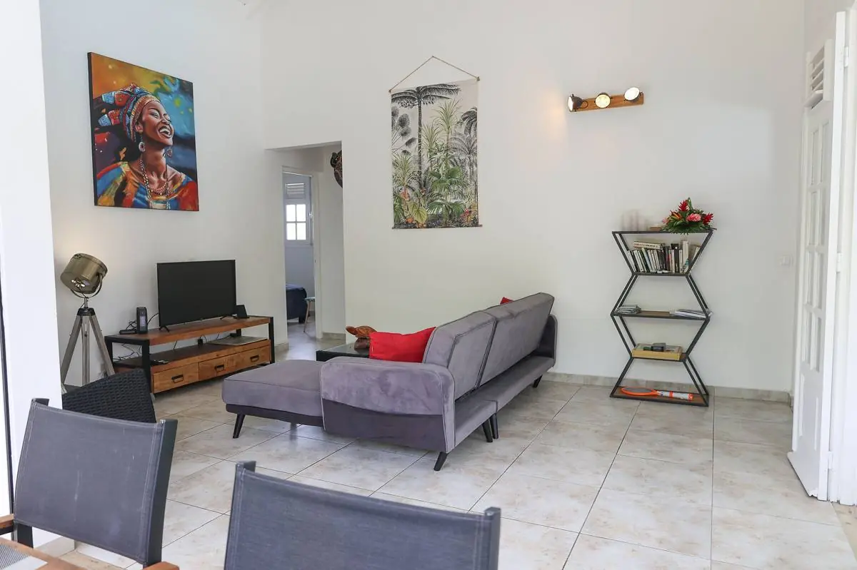 Salon ouvert et climatisé de la Villa Trézel
