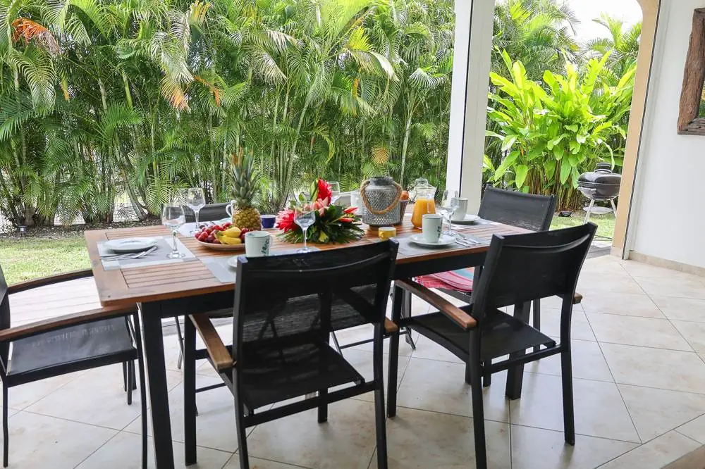Table extérieure face au jardin tropical
