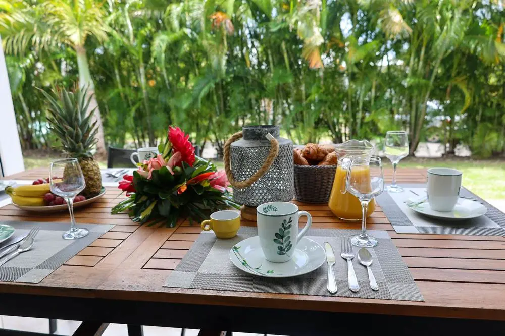 Table dressée avec fleurs tropicales sur la terrasse