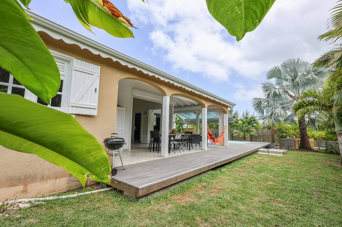 Terrasse couverte et jardin tropical de la Villa Trézel