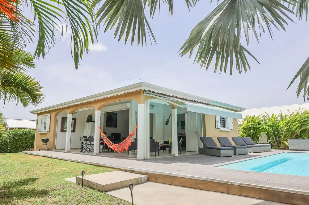 La villa, son jardin et sa piscine